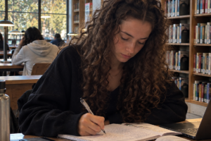 sariyer-kurs-secimleri-yks-lgs-ayt-tyt- kutuphanede ders calısan kız